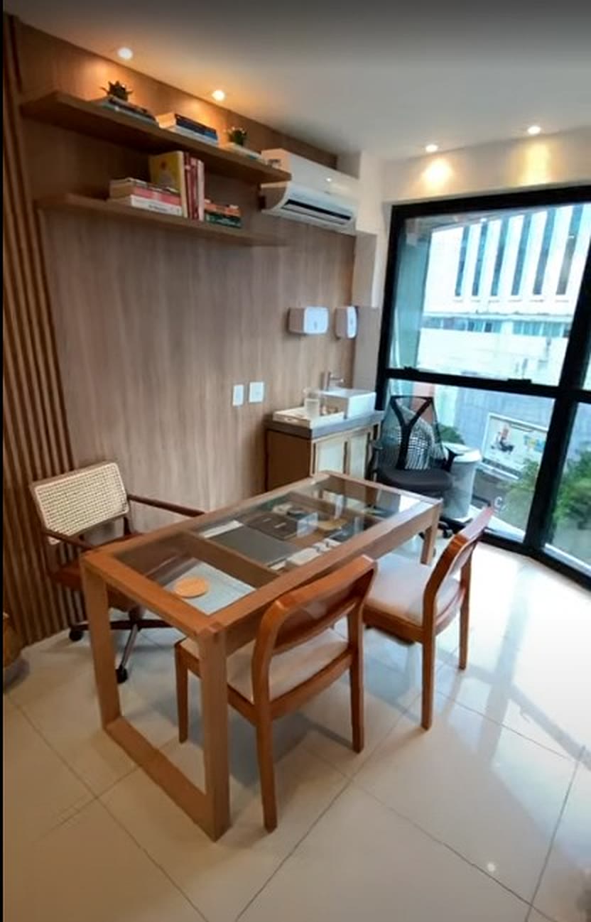 Consultório da Clínica Reaviva no Leblon: mesa de atendimento e janela