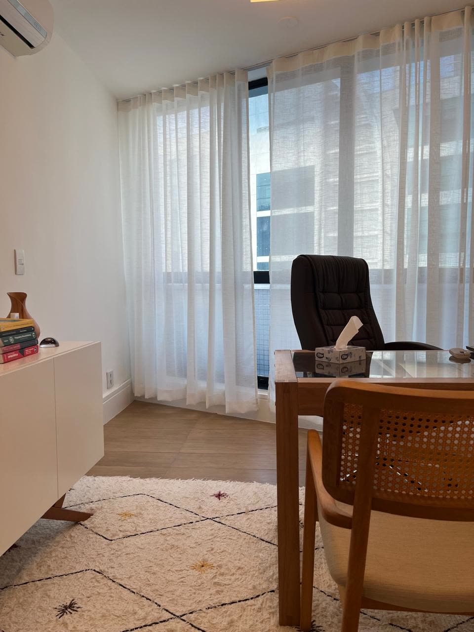 Poltrona e cortinas da unidade Leblon